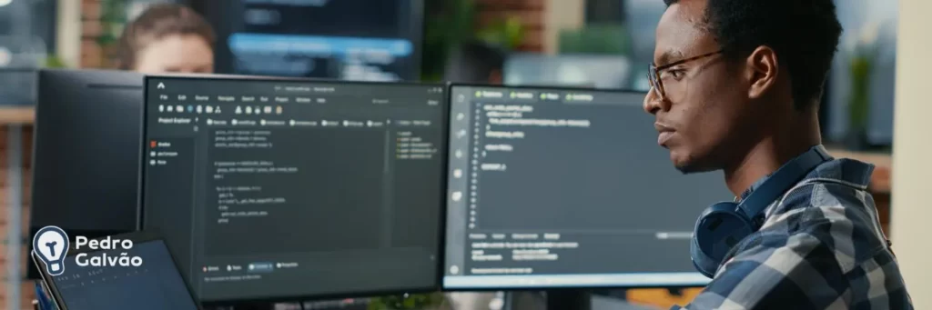 Imagem ilustrando homem trabalhando com desenvolvimento de software