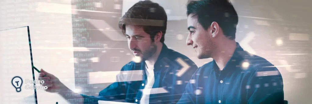 Imagem ilustrando dois homens na frente do computador conversando sobre desenvolvimento de software