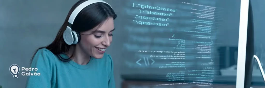 Imagem ilustrando mulher mexendo no computador na ideia de estar estudando programação