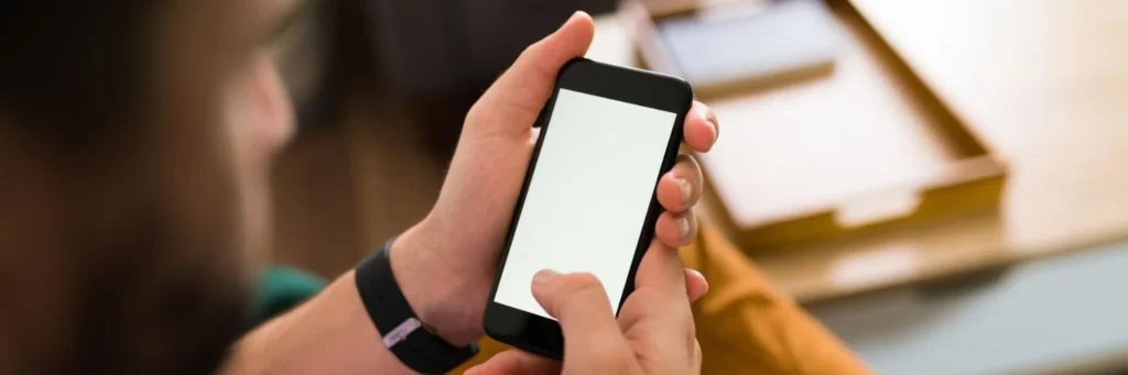 Homem mexendo no celular no modo de desenvolvedor android