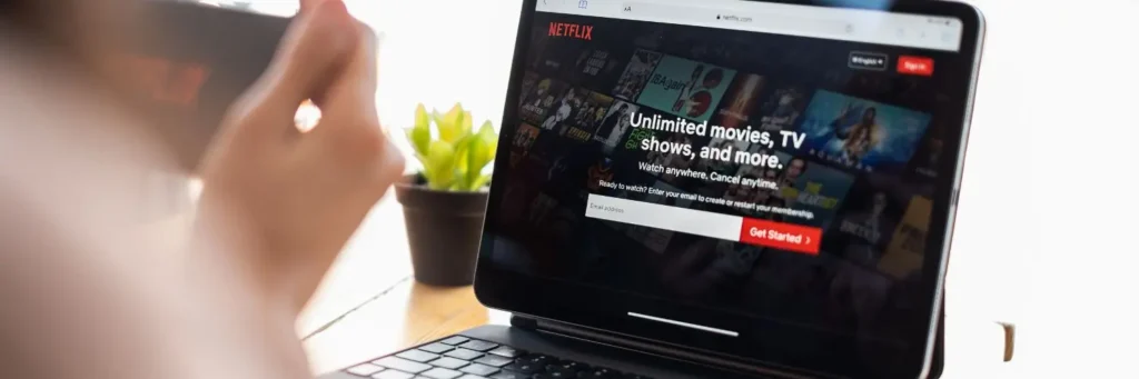 Tela inicial da netflix em um notebook