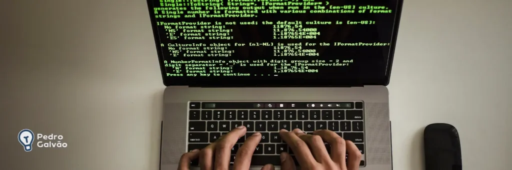 Pessoa programando para indicar linguagem de programação mais usada