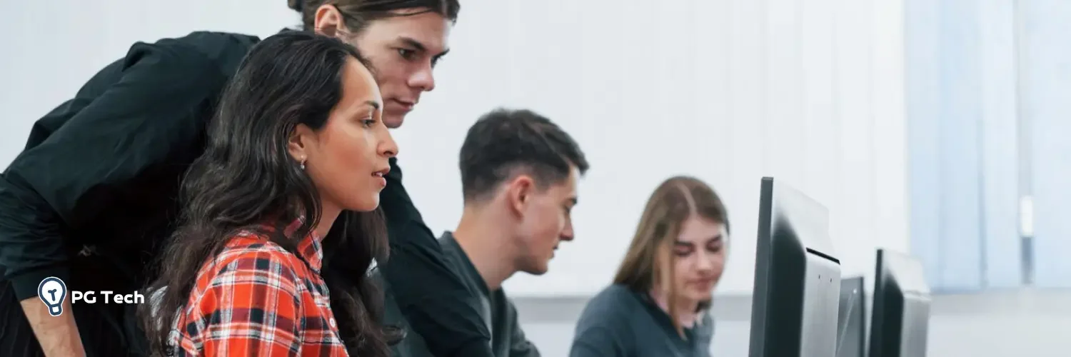 Pessoas em sala de aula em frente ao computador para indicar faculdade de programação