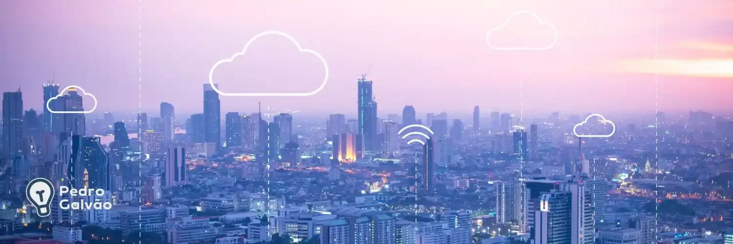 Imagem de cidade com símbolos de cloud e wifi saindo das casas e prédios para indicar o IoT